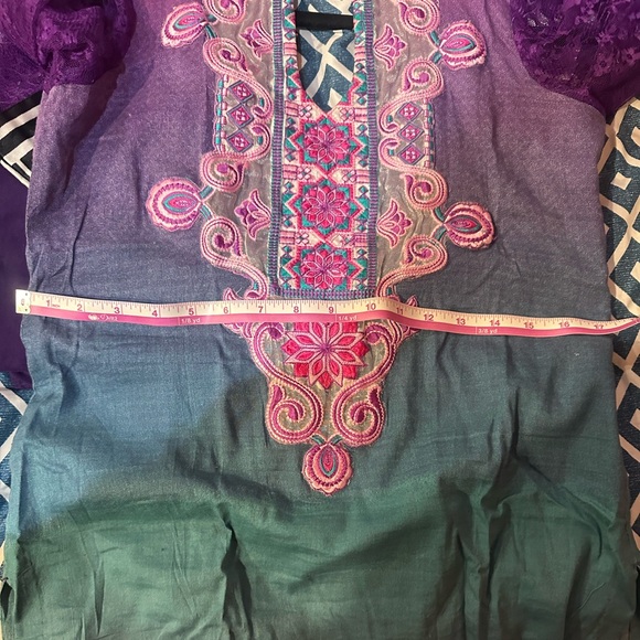 Pakistani style kurta with Duppata and pajami bottom - Picture 2 of 4